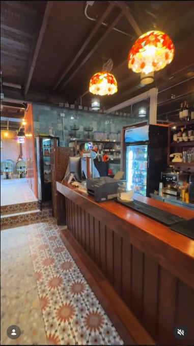 Interior del bar Salónica, mesón de madera y luces cálidas