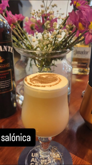 Pisco sour preparado en la barra de Salónica